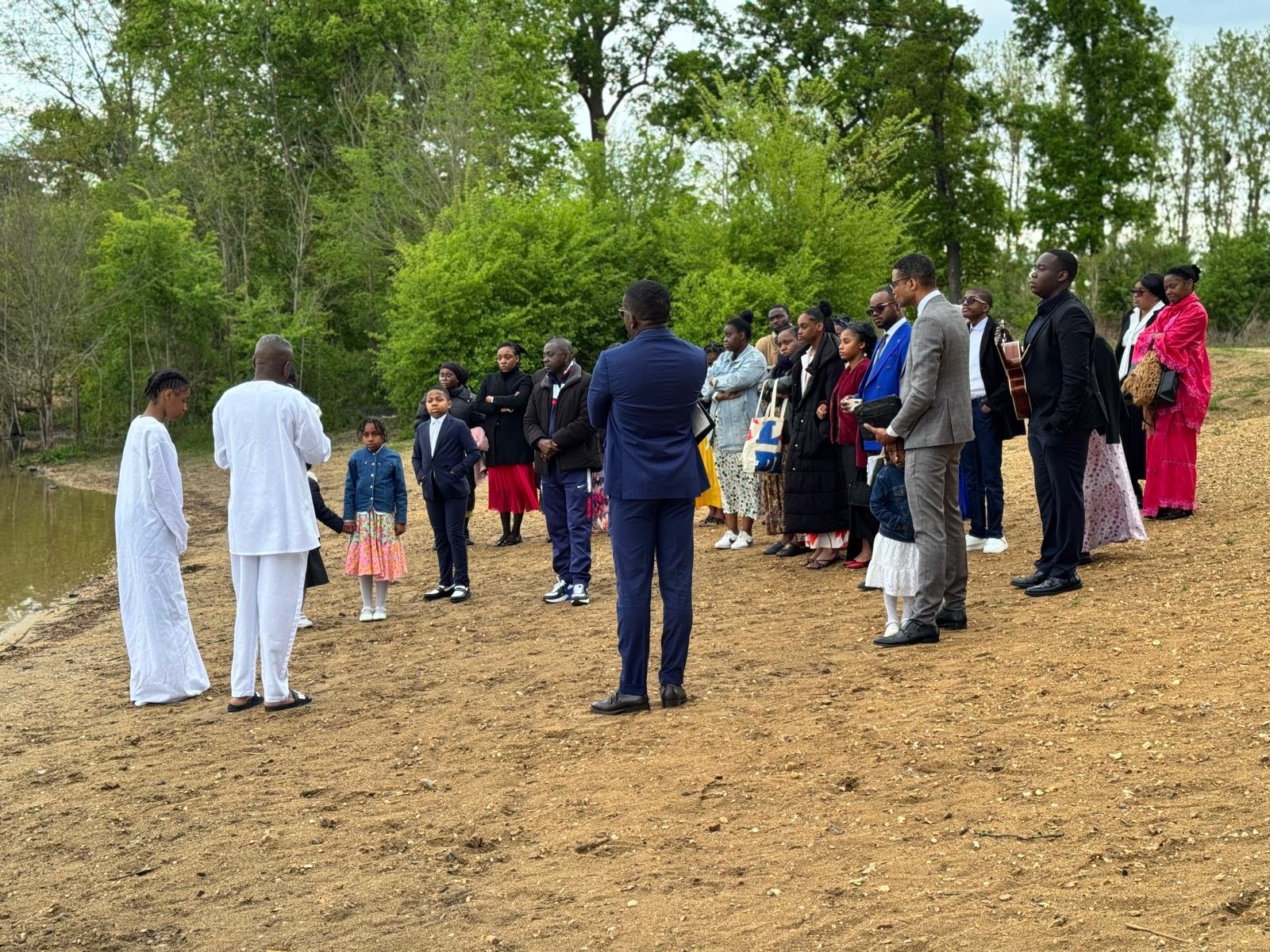 Assemblee autour du bapteme a Logos Tabernacle Paris